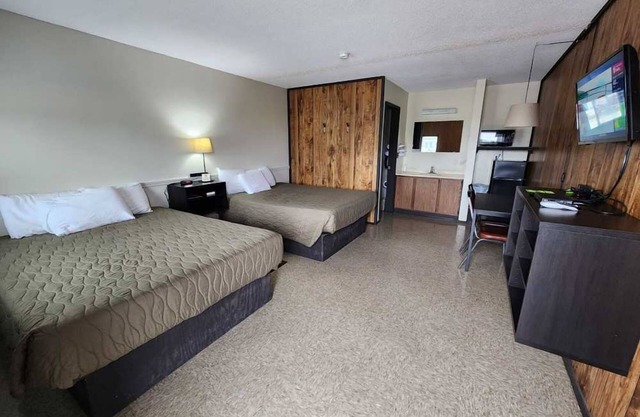 Fun Family Stay in Room w/Refreshing Pool, Lake Access & Playground