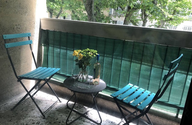 Functional & Chic 27 m2, bright with balcony and air-conditioning in the center of town
