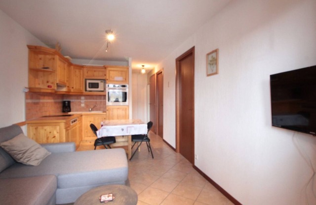 Functional 3-Room Apt for 6 with Parking, Central, Close to Shops and Slopes