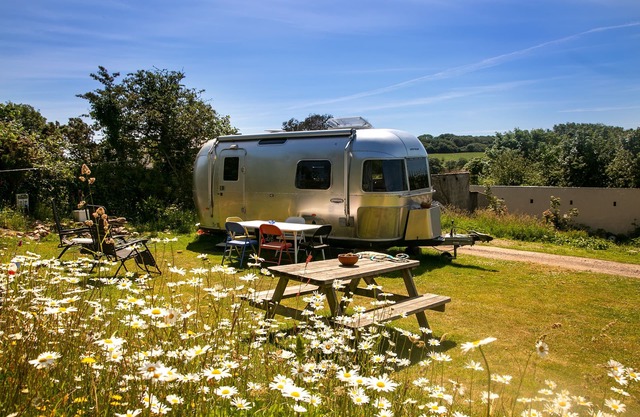 Funky Airstream -Stunning Tin Mine Views-10mins Surf/Surf Beaches-Free WiFi-Dogs