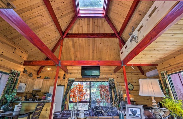 Furnished Deck Romantic StrawberryandPine Studio!