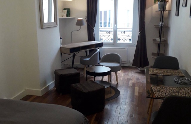 Furnished studio 22m2 2nd floor weekly rental near Eiffel Tower