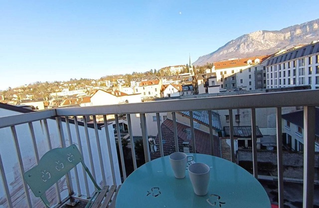 Furnished studio downtown with parking & balcony