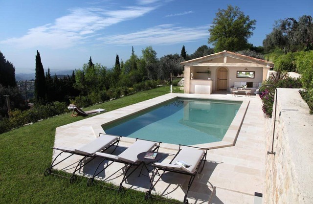 Furnished tourist accommodation *, fully equipped, duplex, neat decoration.
