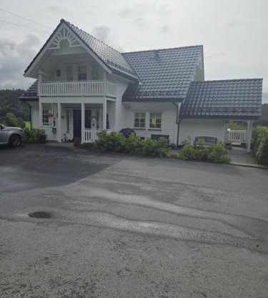 Gårdsidyll i flotte omgivelser