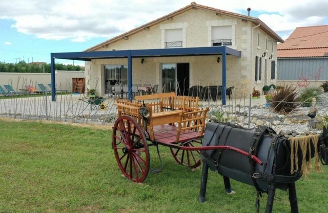 Gîte Charentais avec piscine, terrasse, et pêche - confort moderne et charme rural - FR-1-653-87