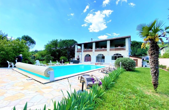 Gîte et chambre d'hôtes LE MERCOIRE, piscine chauffée et jacuzzi