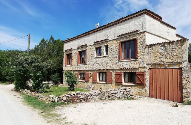Gîte Toupian , in nature, 9 pers, large private garden, entre Provence et Ardèche