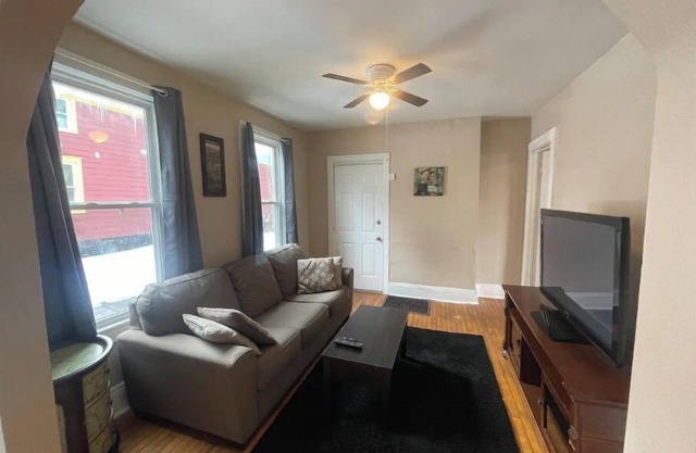 (G2) Large 2 bdrm unit close to downtown Syracuse.