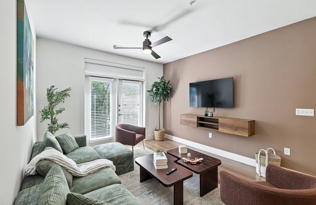 G44 Luxury Living DT Fort Worth 2B2B, Resort Style Amenities, Golf Sim