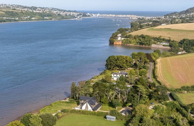 Gable View - Luxury Riverside Sanctuary