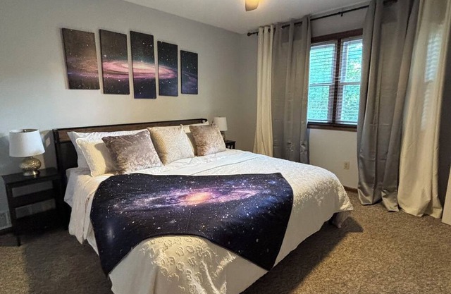 Galactic Oasis Wonderful 5 bedroom theme home, Wi-Fi, king beds and smart tvs