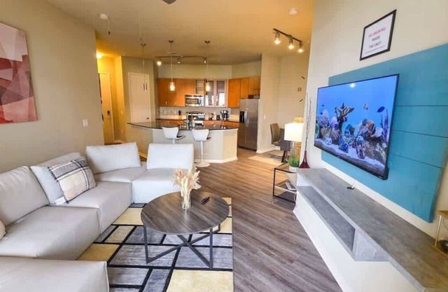 Galleria Luxury Stay Pool Gym Stunning Views. 3-Mins From Galleria Mall!