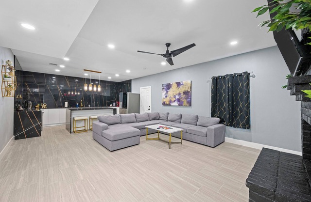 Galleria Spacious 5-bedroom House with Pool & Free Parking