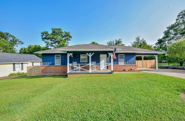 Game Day Cottage- 3.2 miles to UA- Fenced in yard
