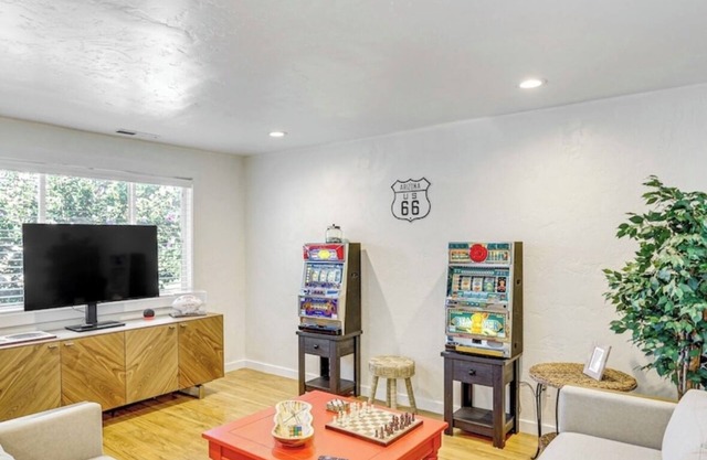 Game Night Condo! With over 100 games! 4 person Darts - Connect 4 - Poker Table and Chips - Corn Hole - Slot Machine - Beer Pong - Board Games - Pool and More. Very close to BSU - Downtown and Airport