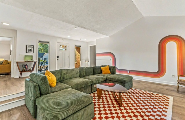 Game Room ~ Huge Yard w/Firepit ~ Kid Friendly ~ 4 BR, 5 Beds, Large Home