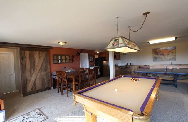 GAME ROOM, Incredible Mountain Views, 3bdrm, 3.5 Bath under 2 miles to downtown