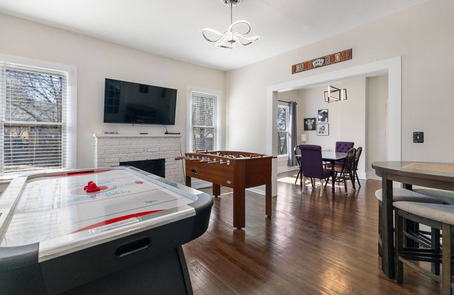 Game Themed, sleeps 12, king beds, walking distance to downtown & splash pad!
