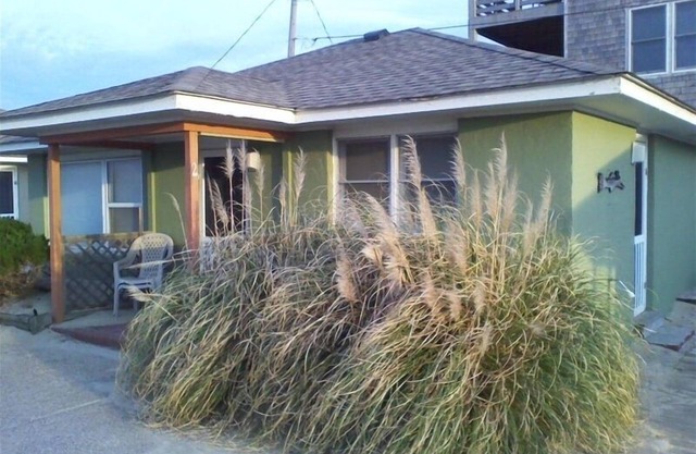 'Gar Brooks' Semi Oceanfront Direct Beach Access Rents FRIDAY to FRIDAY