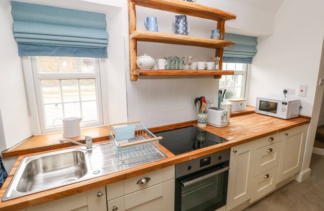 GARDEN COTTAGE, pet friendly, with a garden in Haverfordwest