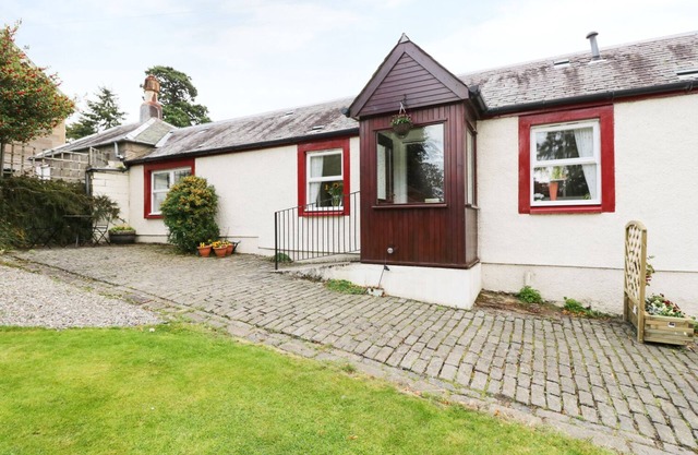 GARDEN COTTAGE, pet friendly, with a garden in Perth
