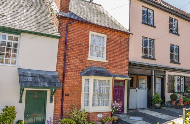 GARDEN COTTAGE, with open fire in Ludlow