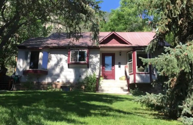 Garden Home, private and spacious with hot tub, only 5 minutes to city center