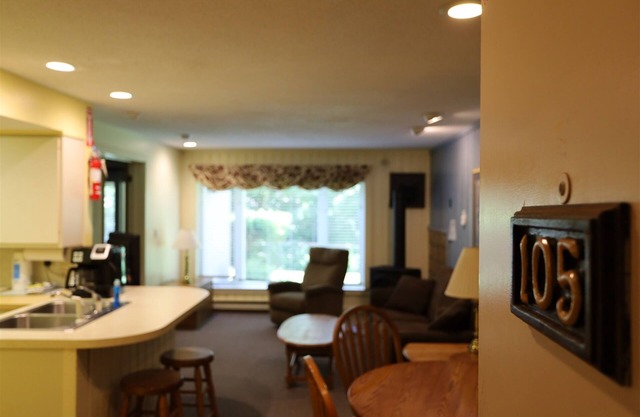 Garden Level Inns Of Waterville Valley Unit with Private Hot and Patio! (105)