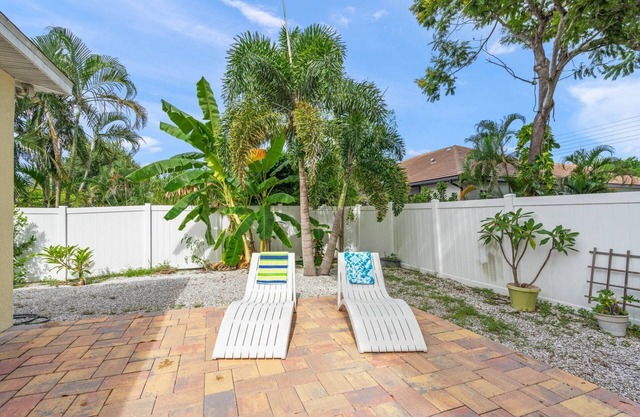 Garden Oasis 3BR near Downtown | Minutes to Siesta & Lido | Dog OK | Screened Lanai | Grill | Office