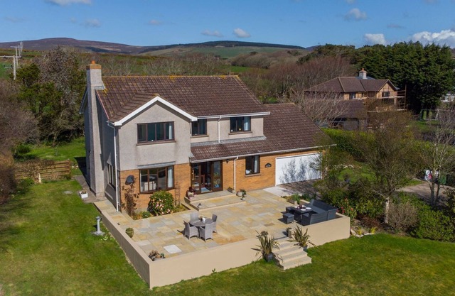 Garey Beg is a large spacious detached house with an extensive garden set in the quiet village of Co