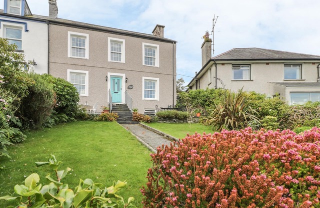GARTH CRAIG, family friendly, character holiday cottage in Porthmadog