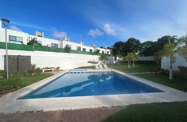 Gated 3-bedroom condo in gorgeous Cancun. Pool, playground & AC. Enjoy your stay