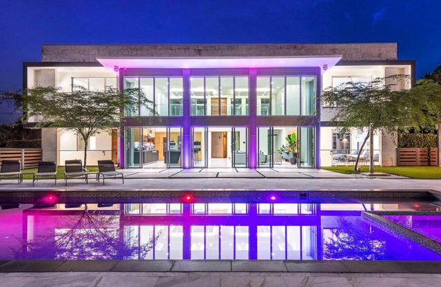 Gated 9BR Estate for 20 w/Private Pool, Jacuzzi, Theater & Guest House! Pet-Friendly!
