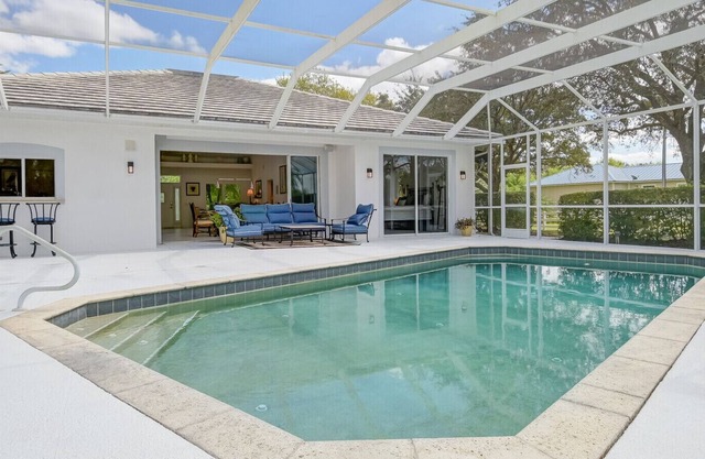 Gated pool home- tennis & basketball, near shops, beach, and more in Fort Myers!