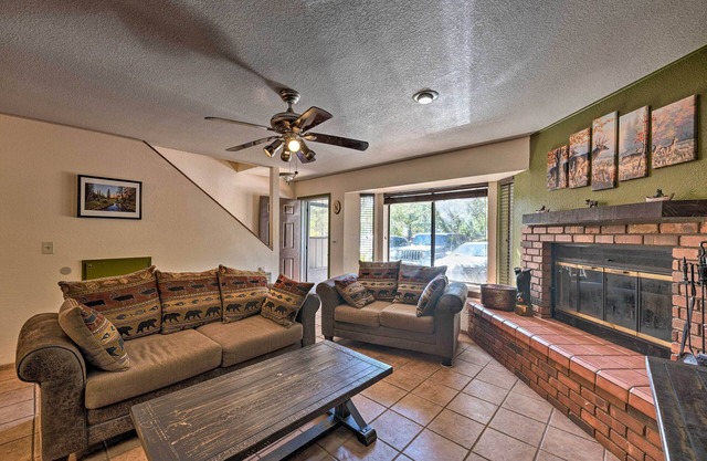 Gated Resort, Pool & Spa: Townhome in Pinetop!