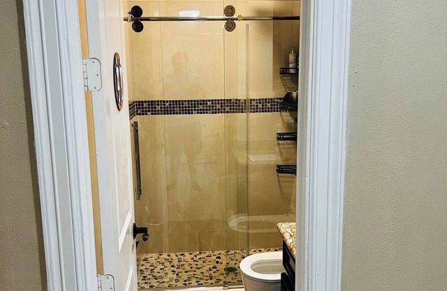 Gated spacious 5-bedroom house with fitness room in vibrant Houston