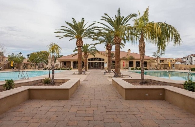 Gated townhouse, heated pool, hot tub, by freeway
