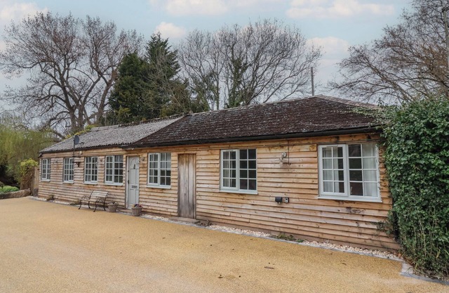 GATEKEEPER'S COTTAGE, pet friendly, with hot tub in Roadwater