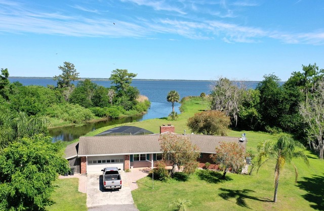 Gator Nest: 3-bedroom, 2-bath home, sleeps 6. Excellent for a relaxing, nature getaway Gator Nest: Charming 3-bedroom, 2-bath home that sleeps 6 — perfect for a relaxing nature getaway. New! Bring your own boat and enjoy fishing right from the ho