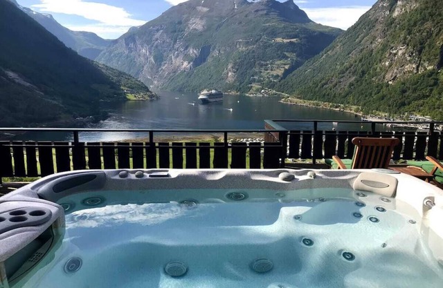 Geiranger - Amazing Villa - Panoramic Views and Spa Amenities