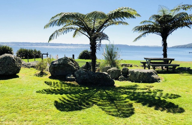 Gemini Lodge Rotorua Lake side paradise