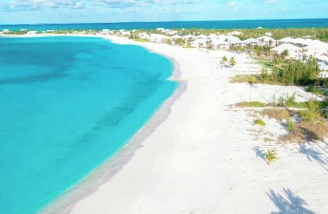 Generator, Golf cart avail., 2 BR beach villa in Treasure, WiFi, washer & dryer