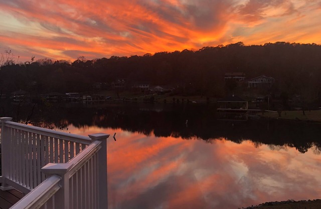 Gentle Slope, Firepit, Safe No Wake Cove, Game Room, Large Dock. Fun for all!