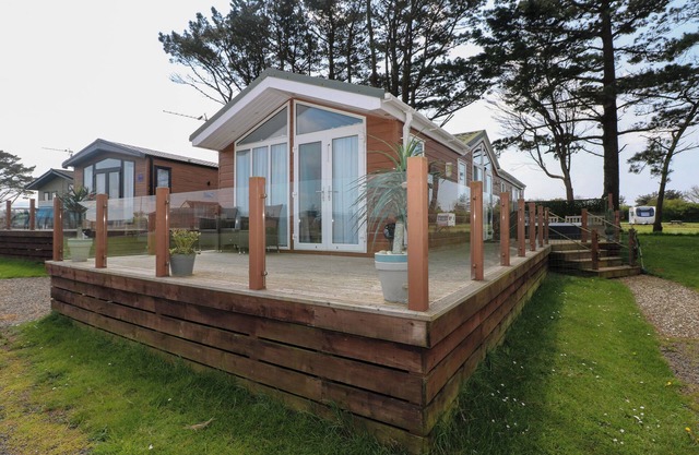 GENTLE TIDE, pet friendly, with hot tub in Little Haven
