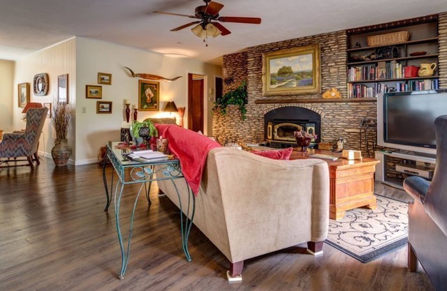 Georgetown Square Minutes From Riverside, Countryside Farm Home, Family & Pets