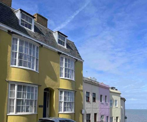 Georgian home on the beach great for families !