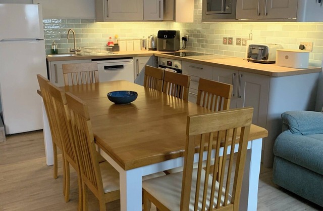 Georgian terraced family cottage - 3 minutes walk from beach