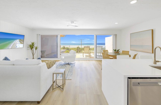 Gertrude's Siesta | Oceanview Penthouse | 1 min walk to Beach Path + Huge Terrace