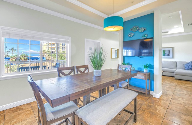 Gertrude's Siesta | Pool, Jacuzzi! 1-minute to Beach! 4-min Dining & Music!